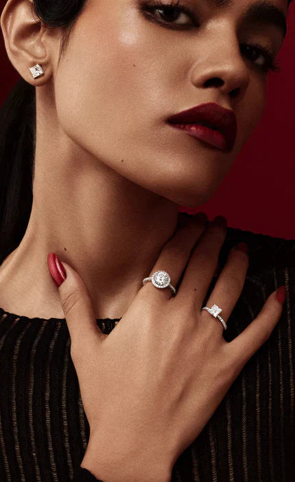 What’s the Difference Between Solitaire and Cluster Diamond Rings?