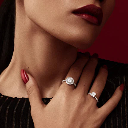 What’s the Difference Between Solitaire and Cluster Diamond Rings?