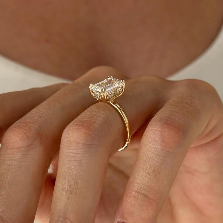 Solitaire vs. Halo Rings: Which Diamond Engagement Ring Style is Right for You?